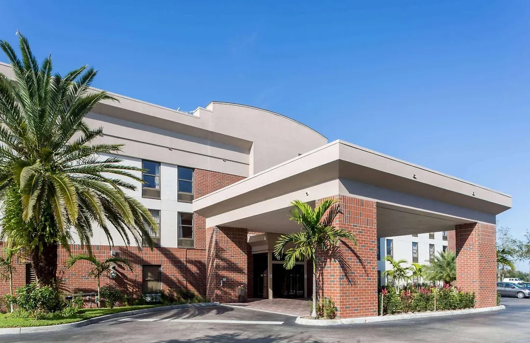 Days Inn & Suites By Wyndham Fort Myers Near Jetblue Park-1