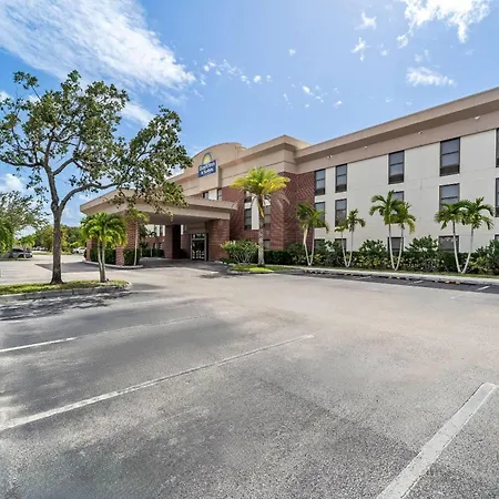 Days Inn & Suites By Wyndham Fort Myers Near Jetblue Park-3
